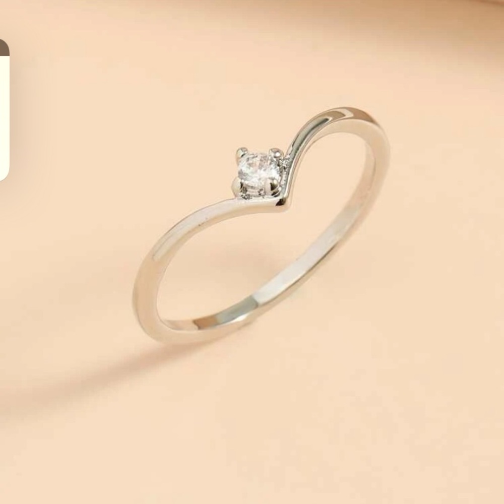 NWT Beautiful costume dainty silver ring looks like a real diamond